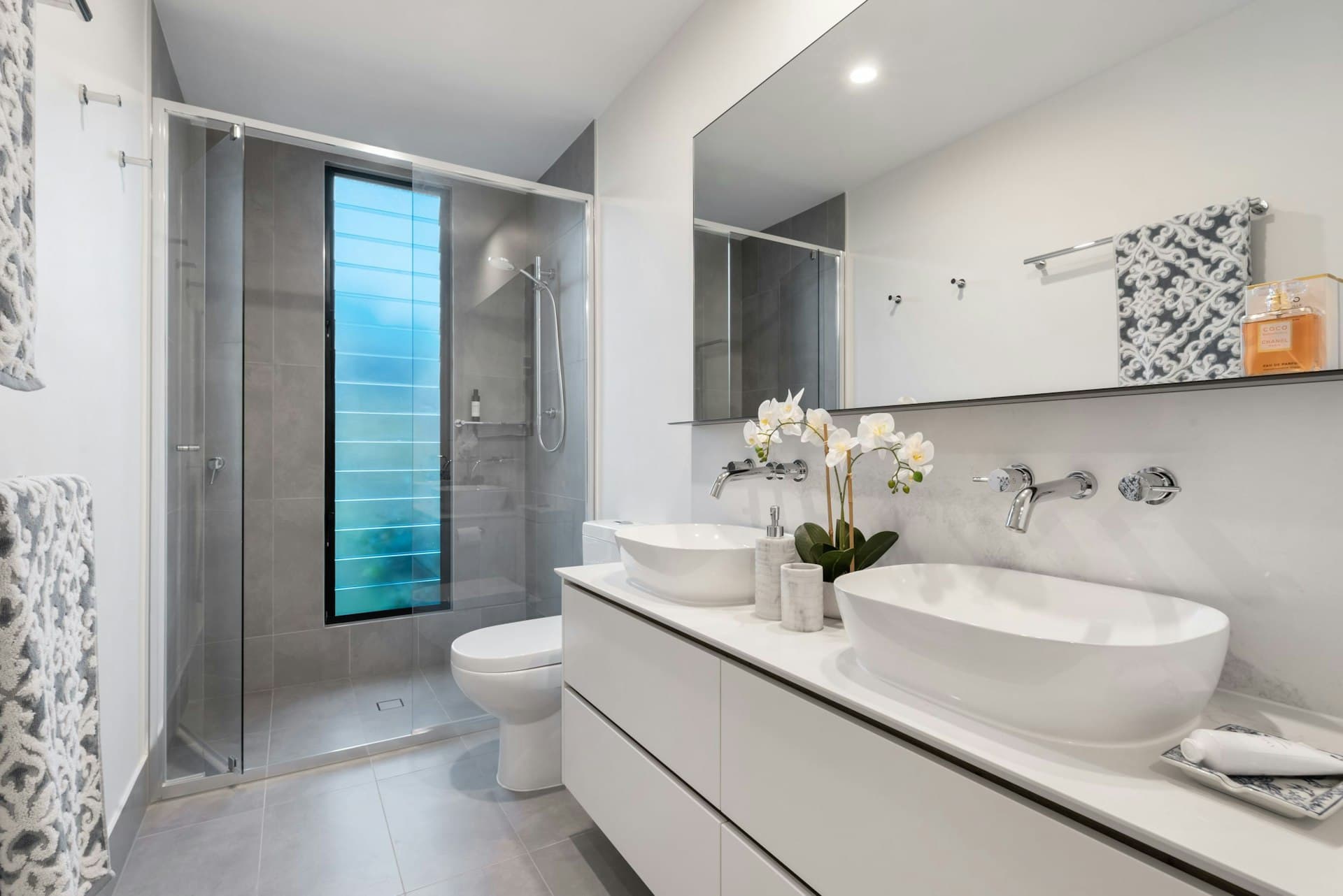 Clean contemporary ensuite bathroom